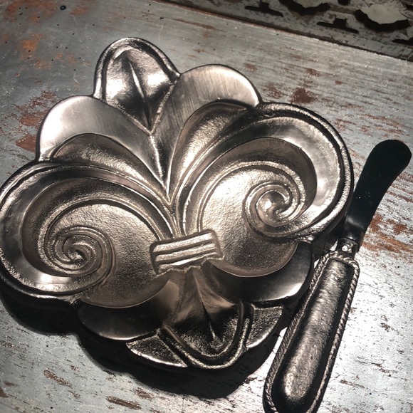 Mud Pie Other - Mudpie Fleur-de-lis⚜️small serving dish with knife